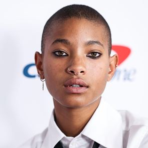 Уилоу Смит разказва защо обръсва отново главата си