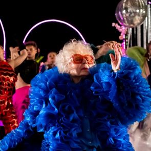 Диджей Вика: 84-годишната звезда на варшавската сцената