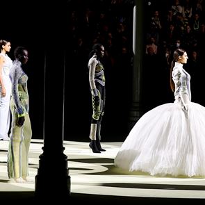 Надеждата отблъсква омразата в новата колекция на Balmain