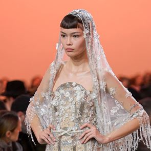 Elie Saab за пролет-лято 2025: Лекота, елегантност и експлозия от флорални мотиви