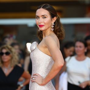 &lt;em>Емили&lt;/em> &lt;em>Блънт&lt;/em> заслепи червения килим във Венеция с рокля на Tamara Ralph