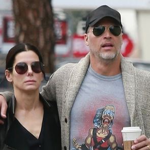 &lt;em>Сандра&lt;/em> &lt;em>Бълок&lt;/em> се е врекла във вярност на Брайън Рандъл