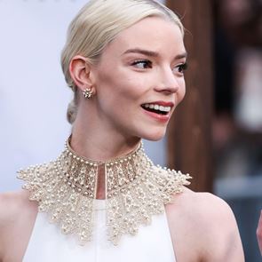 Всички мислят, че <em>Аня</em> <em>Тейлър</em>-<em>Джой</em> е сгодена