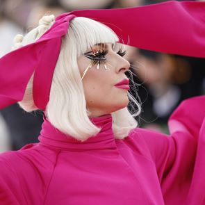 &lt;em>Лейди&lt;/em> &lt;em>Гага&lt;/em> най-накрая коментира роклята от месо