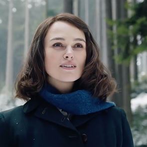 Кийра Найтли „разсекрети&quot; бременността си на коктейл на &lt;em>Chanel&lt;/em> в Париж