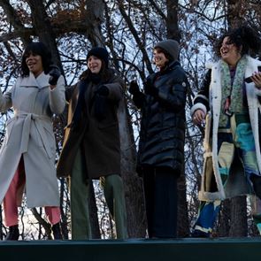 Карла Гуджино и &quot;Момичетата в автобуса&quot; с премиера по &lt;em>HBO&lt;/em> &lt;em>Max&lt;/em>