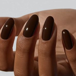Кафявото е новото черно: най-модерният маникюр за есен 2025