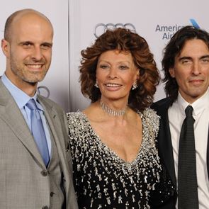 &lt;em>София&lt;/em> &lt;em>Лорен&lt;/em> с блестяща поява на сватбата на сина си в Женева