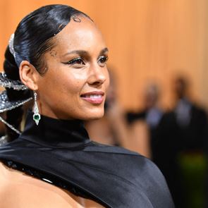 Алиша Кийс продължава грим линията си