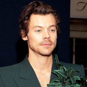 &lt;em>Хари&lt;/em> &lt;em>Стайлс&lt;/em> разкъса панталоните си пред Дженифър Анистън