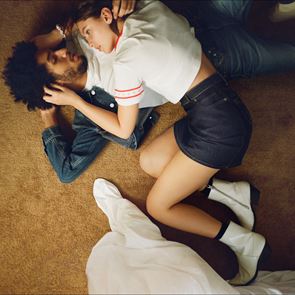 Влюбени двойки в рекламната кампания &lt;em>Calvin&lt;/em> &lt;em>Klein&lt;/em> Jeans