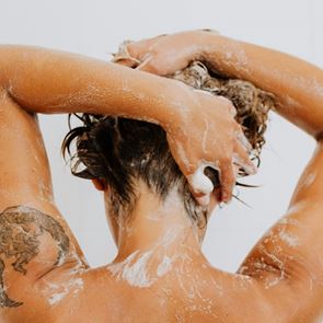 Защо трябва да ексфолирате кожата на главата