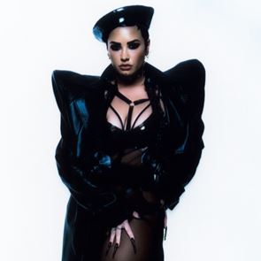 HOLY FVCK, &lt;em>Деми&lt;/em> &lt;em>Ловато&lt;/em> се завърна с гръм и трясък