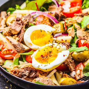 Зелена салата с риба тон и поширани яйца