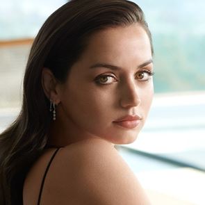 Ана де Армас е новото лице на Estee Lauder