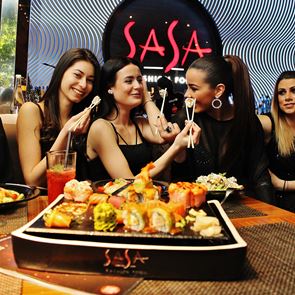 Стилните жени вечерят в SASA