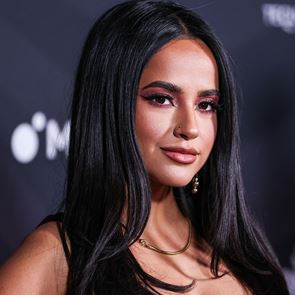 Becky G се сгоди за дългогодишния си приятел