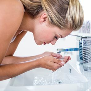 Трябва ли да мием лицето си, докато сме под душа