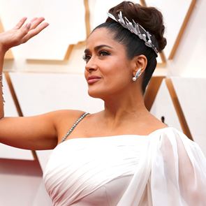 Салма Хайек посреща лятото с нова прическа