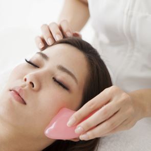 Масажът гуаша: лек срещу <em>отоци</em> и тонус за кожата