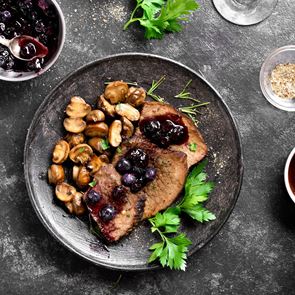 В кухнята с GRAZIA: Телешко филе с боровинки