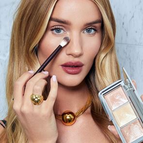 Роузи Хънтингтън-Уайтли тръгва по следите на &lt;em>Кайли&lt;/em> &lt;em>Дженър&lt;/em> в нова поредица