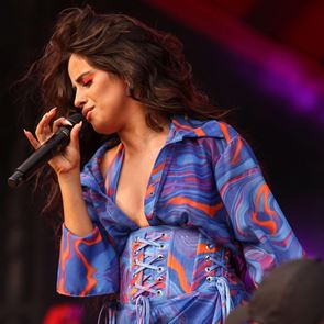 <em>Камила</em> Кабейо оставя проблемите настрана в "Bam Bam"