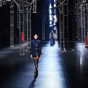 Космически романтизъм от <em>Fendi</em> и Ким Джоунс