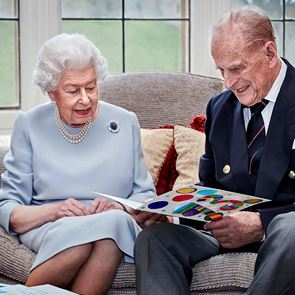 Кралица Елизабет II и <em>принц</em> Филип отбелязват 73 години брак