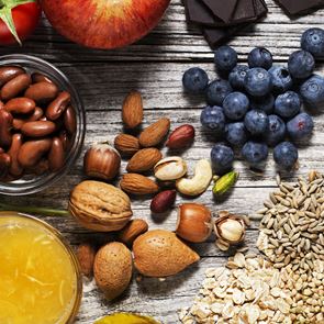 7 храни, които (научно доказано) ни правят по-щастливи