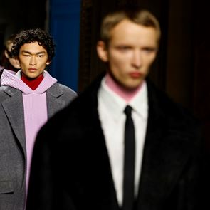 Valentino: изчистен дизайн в контраст с ярките цветове