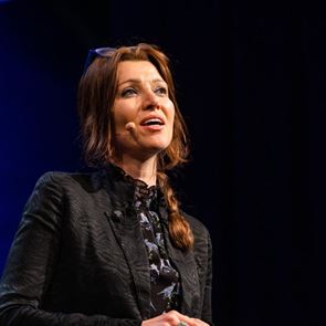 Турската прокуратура отново погна писателката Елиф Шафак