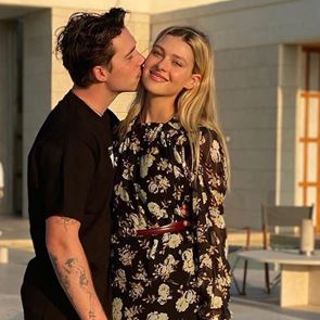 Виктория Бекъм ще ушие сватбената рокля за годеницата на сина си