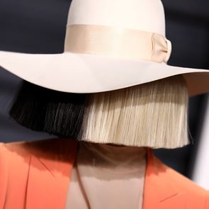 Сиа разкри, че (тайно) е осиновила две деца