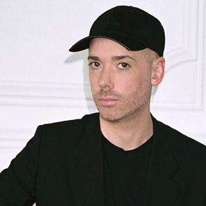 Том Уолкър е новият креативен директор на грима на Givenchy