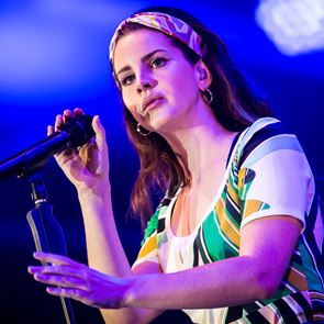 Лана Дел Рей издава дебютна книга с поезия