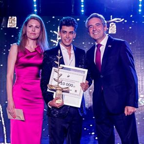 Магьосник спечели наградата за Полет в Изкуството "Стоян Камбарев