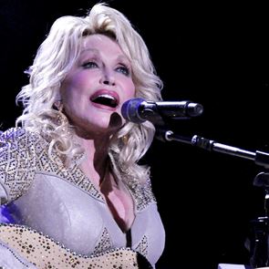 Доли Партън все още иска да се снима гола за 75-ия си рожден ден