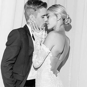 Хейли &lt;em>Бийбър&lt;/em> показа сватбената си рокля