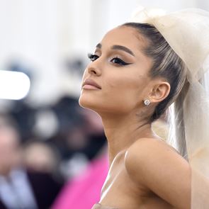 Да, &lt;em>Ариана&lt;/em> &lt;em>Гранде&lt;/em> е наясно, че носи един и същи аутфит от години...