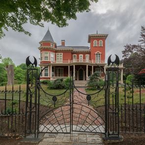 Стивън Кинг кани млади автори във викторианското си имение