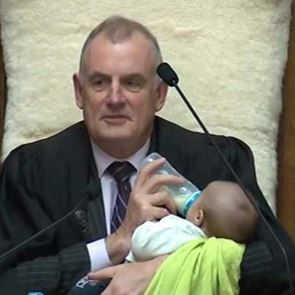 Председателят на парламента на Нова Зеландия нахрани бебе по време на заседание