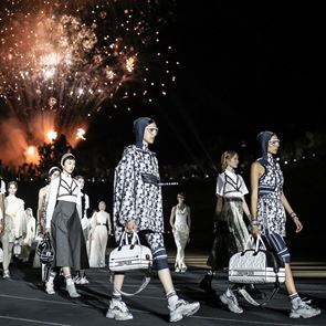 &lt;em>Dior&lt;/em> Cruise 2022 носи магията на Древна Гърция