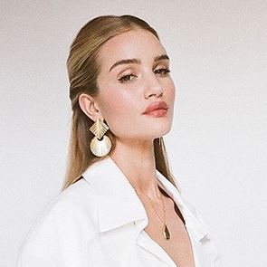 Бялото ù отива: Роузи Хънтингтън-Уайтли в total white