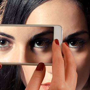 Вредата от смартфоните за кожата