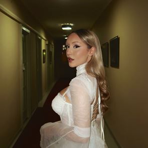 Дара Екимова представя своя вариант на &quot;Остани