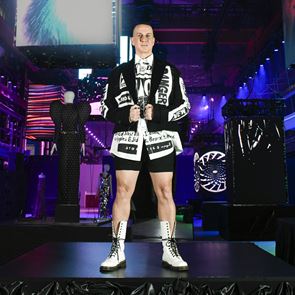 Джеръми Скот предлага нов поглед върху модата и материалите