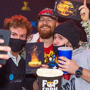 Звезди и фенове посрещнаха „Вечните" в София