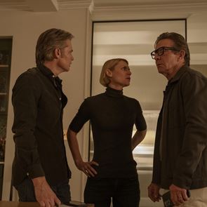 Клеър Дейнс и Тимъти Олифант се въртят &quot;В кръг