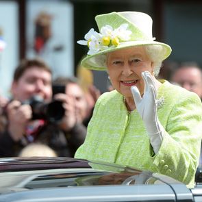 Защо кралица Елизабет маха по този начин